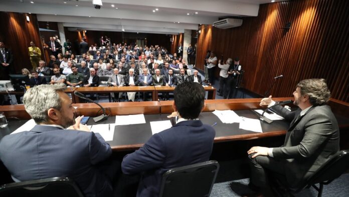 Gráfico de barras ascendentes em tons de azul representando o crescimento econômico do Paraná.