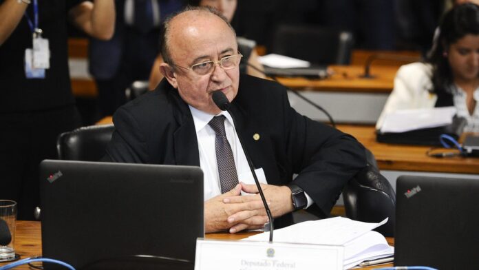 Fachada de prédio novo e moderno da Associação Rural em Piracuruca, com pessoas reunidas na entrada sob sol forte.