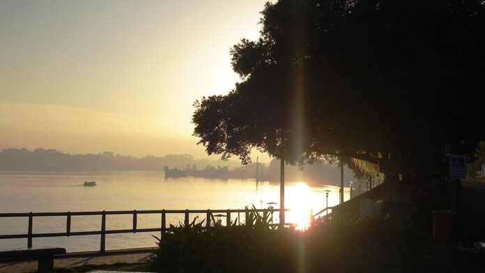 Policiais civis uniformizados e armados realizam diligências em uma rua de Icoaraci durante operação de segurança pública.