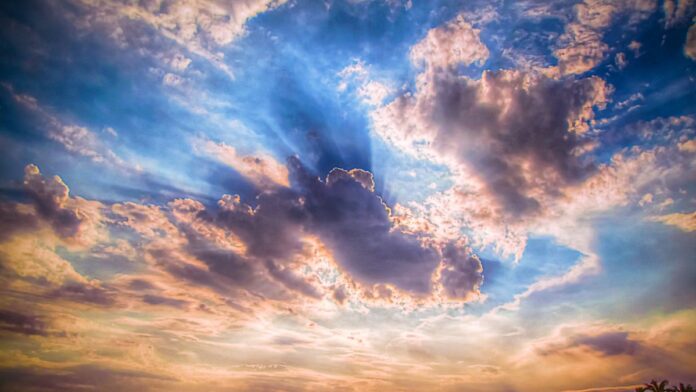 ponte-de-guaratuba-primeiros-testes-de-ilumina-o-r Vista noturna da nova ponte de Guaratuba iluminada, com luzes refletidas nas águas da baía ao redor.