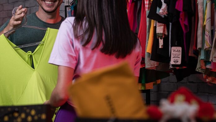 Novo abrigo metálico para passageiros instalado em calçada de São José do Rio Preto, sob céu azul.