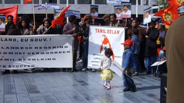 power-banks-em-avi-es-onu-limita-a-duas-unidades-e Close em dois carregadores portáteis sobre uma mesa ao lado de um passaporte e um cartão de embarque.