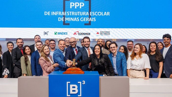 Fachada de uma escola pública mineira com pintura conservada, ilustrando a gestão de infraestrutura de unidades de ensino.