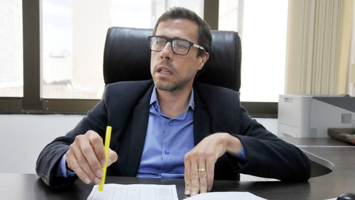 ppp-em-minas-gerais-delega-infraestrutura-de-escol Fachada moderna de escola pública com estudantes caminhando em direção à entrada principal durante o dia.