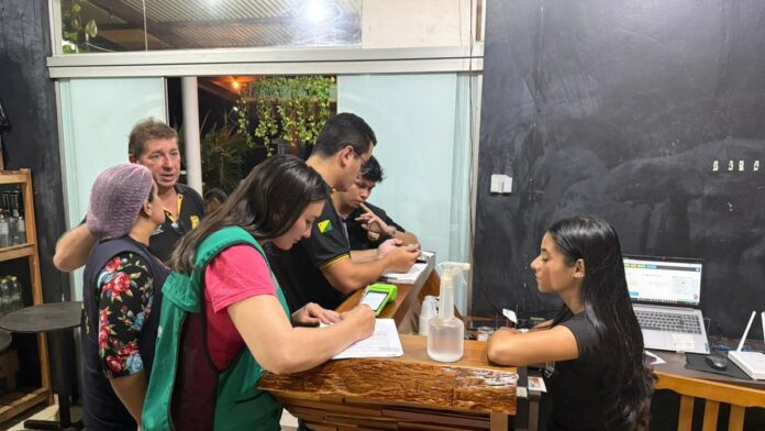 Fiscais do Procon e da Vigilância Sanitária inspecionam a cozinha de um restaurante em Cruzeiro do Sul.