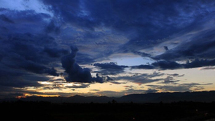 procon-pb-e-pol-cia-federal-combatem-pre-os-abusiv Agentes da Polícia Federal e fiscais do Procon realizam fiscalização em posto de combustíveis.