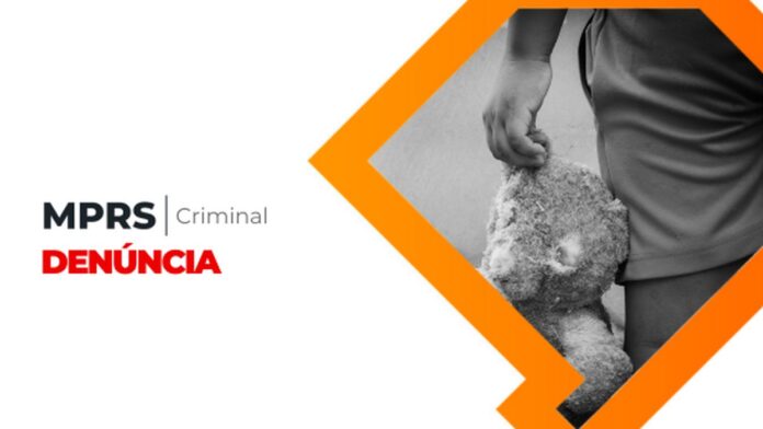 Foto de uma delegacia de polícia com viatura ao fundo e fita zebrada isolando a entrada do local.