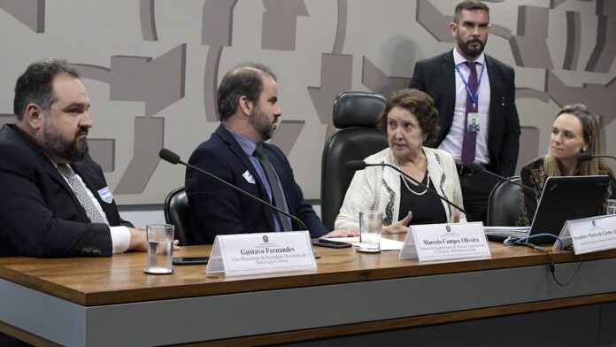 Médicos realizam exames de colonoscopia em unidade móvel de saúde atendendo pacientes no interior do Piauí.