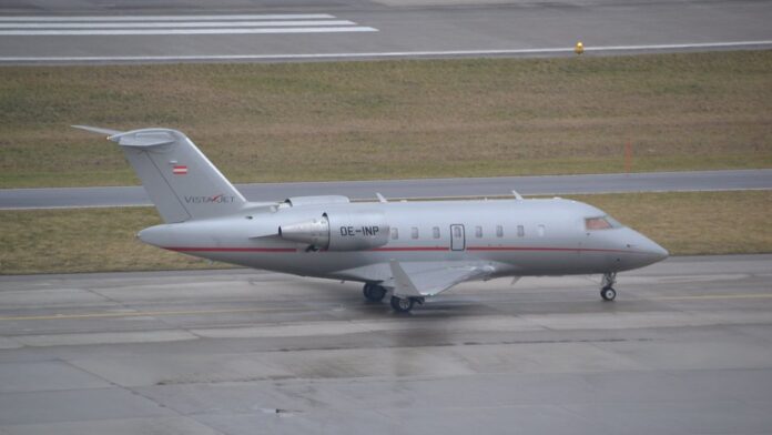Vista aérea de uma vasta área de floresta amazônica com trechos de desmatamento expostos em meio à vegetação densa.
