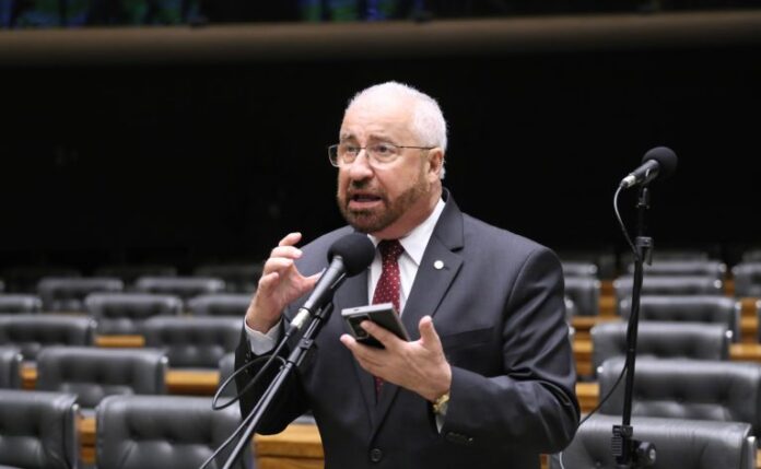 Projeto proíbe 'overbooking' e cria indenização extra além do reembolso da passagem