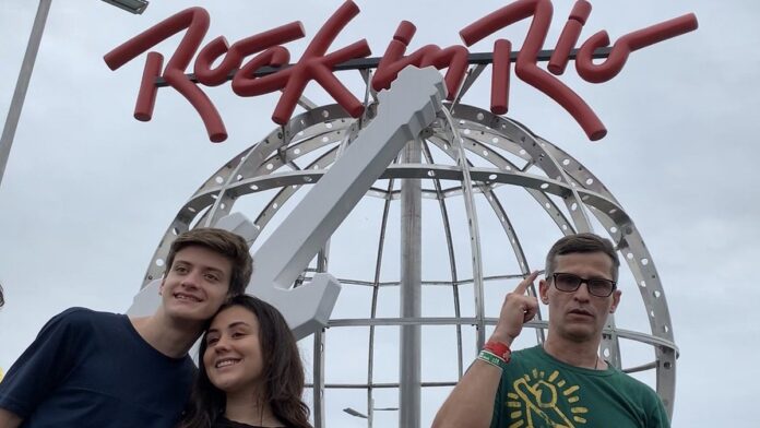 Fones de ouvido AirPods brancos em close-up, exibindo design moderno e futurista.