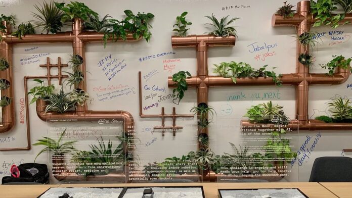 Foguete da NASA na plataforma de lançamento sob luz solar, pronto para a missão Artemis 2 em direção à Lua.