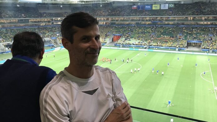 Sacos de fertilizante empilhados em um armazém industrial, prontos para transporte ou distribuição.