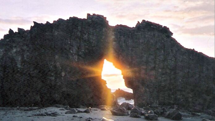 Governador Rafael Fonteles corta fita inaugural de nova unidade de saúde em Floriano, rodeado por autoridades.