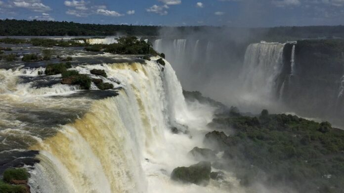 Rafael Fonteles caminha pelo canteiro de obras da orla, acompanhado por assessores em área com vista para o rio.