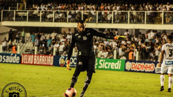 Jovem jogador Rafael Gonzaga durante treino do Santos, vestindo uniforme de treino e conduzindo a bola no gramado.
