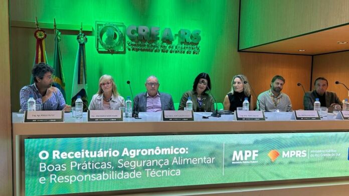 Palestrante fala sobre legislação agrícola e segurança alimentar para público em auditório em Porto Alegre.