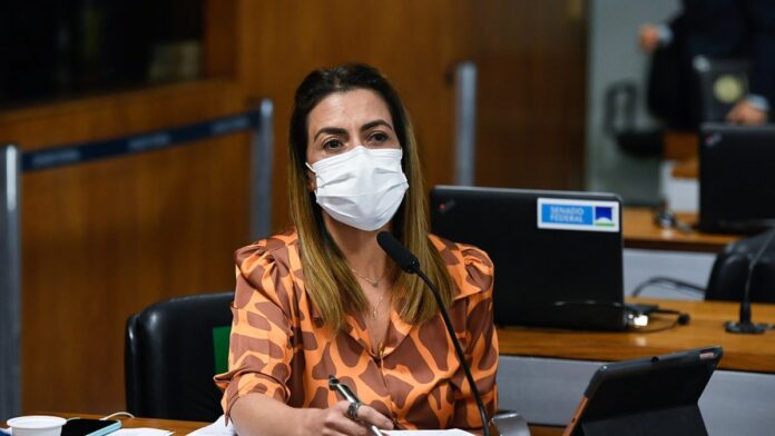 Reunião em sala com representantes do MPRS, MPF e CREA-RS discutindo documentos sobre uma mesa.