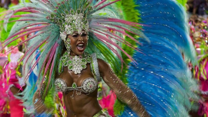 Fileira de novos micro-ônibus brancos estacionados em pátio urbano ao ar livre sob luz do dia.