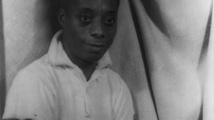 Roel Nozeman em ambiente corporativo, com expressão profissional e fundo desfocado de escritório moderno.