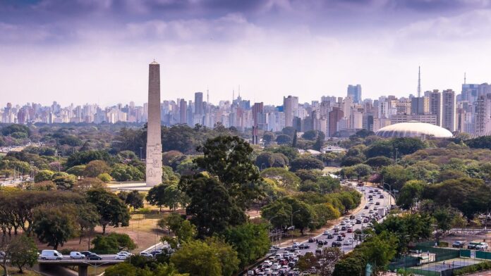 O jogador Artur, com uniforme do Palmeiras, em campo durante partida de futebol.