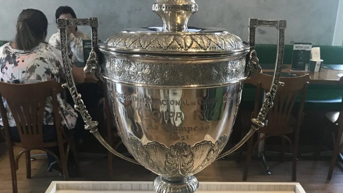 Jogadores de futebol frustrados em campo, com uniforme do São Paulo, após derrota em partida contra o Palmeiras.