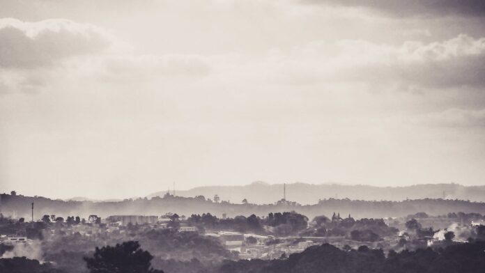 Jogadoras do São Paulo comemoram gol em partida contra o Palmeiras no gramado.