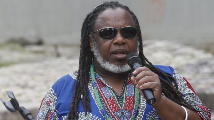 O representante da Comissão Pequena África, Luiz Eduardo Negro Ogum fala durante coletiva de imprensa para anúncio de patrocí