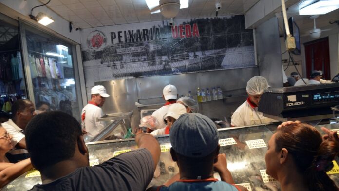 Brasília - O balcão da Peixaria Ueda, na Feira do Guará, estava lotado de consumidores que vieram comprar o tradicional pesca