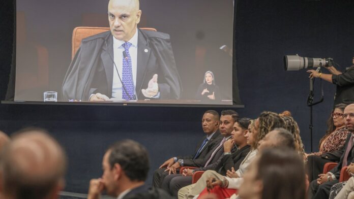 Brasília (DF), 25/02/2026 – Ministro Alexandre de Moraes é visto em um telão no plenário da primeira turma durante segundo di