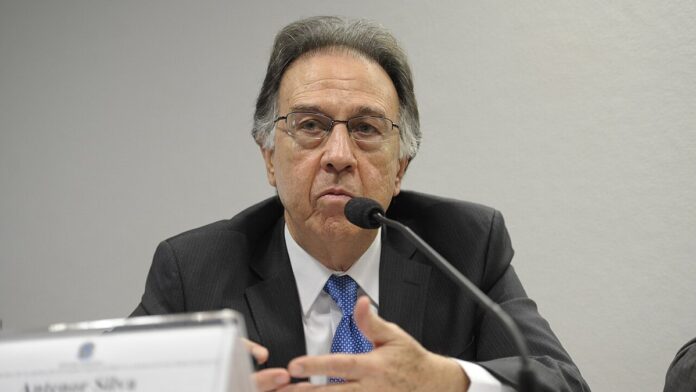 s4-4b3fa736f6ba-1 Diretor-executivo da MBAC Fertilizantes, Antenor Silva, em pronunciamento, à mesa da sala de comissões do Senado Federal dura