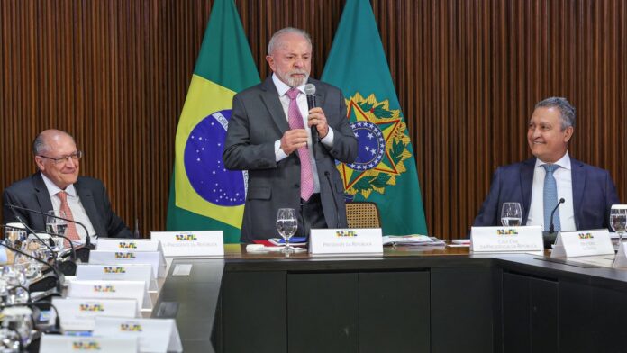 Brasília (DF), 31/03/2026 - O presidente Luiz Inácio Lula da Silva (c), vice-presidente Geraldo Alckmin (e) e o ministro da C