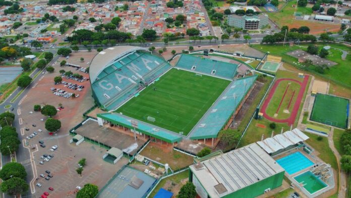 s4-746042a2ccd3-2 Drone view of a soccer stadium in Brasília, showcasing an urban sports venue.