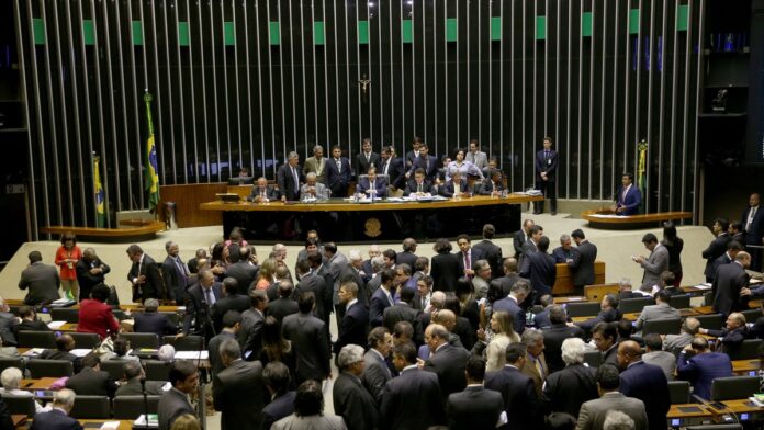 Brasília - Plenário da Câmara dos Deputados durante sessão para votação do decreto de intervenção federal na segurança públi