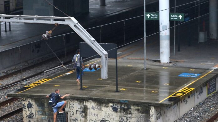 s4-a4a79162e5dc-5 Rio de Janeiro (RJ), 28/04/2023 - Pessoas pulam muro, atravessam trilho e entram na estação São Cristóvão da Supervia. Contro