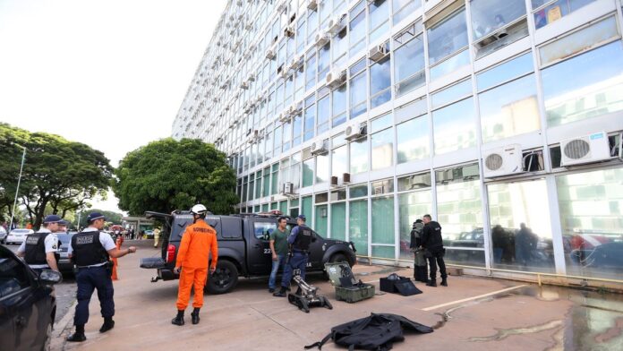 Brasília - Policiais do Bope investigam pacote suspeito deixado na sede do Ministério da Fazenda. Ameaça de bomba é descartad