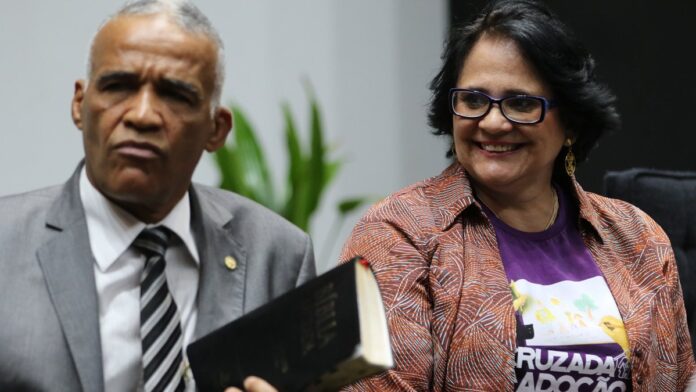 s4-ef7594b82d94 O deputado Pastor Sargento Isidório, e a ministra da Mulher, Família e Direitos Humanos, Damares Alves, participam do seminár