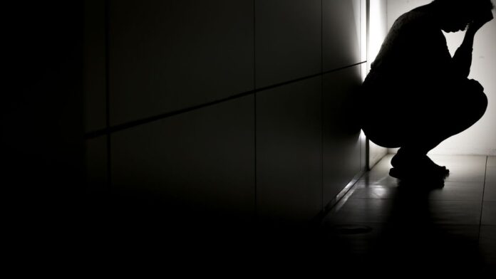 sa-de-mental-pesquisa-nacional-come-a-nova-etapa-e Pessoas de diversas faixas etárias conversando em um ambiente claro e acolhedor, simbolizando cuidado e bem-estar.