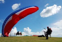 Seleção do Campeonato Capixaba 2026 tem domínio do vice-campeão Serra Jogadores do time Serra posam para foto oficial no gramado, segurando troféus e medalhas da seleção do campeonato.