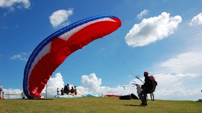 Jogadores do time Serra posam para foto oficial no gramado, segurando troféus e medalhas da seleção do campeonato.