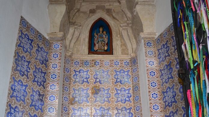 Vista panorâmica de cânions e vegetação preservada sob um céu azul, representando a natureza do Piauí.