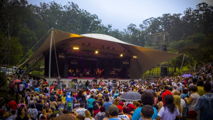Mulheres agricultoras expõem e comercializam produtos orgânicos em barracas de feira no Sesc Itaquera.
