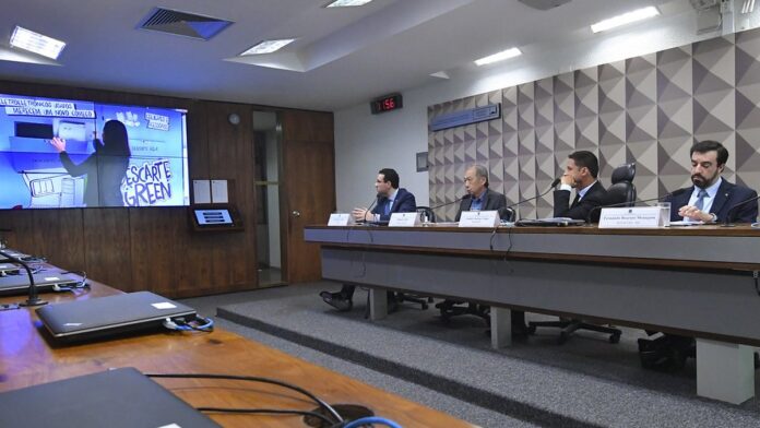 setor-segurador-arrecada-r-764-5-bilh-es-em-2025-a Gráfico financeiro crescente exibido em um telão, simbolizando o desempenho positivo do setor de seguros.