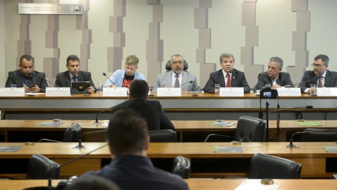 sistema-de-tr-s-c-lulas-permite-fraude-no-planejam Diagrama com três círculos conectados representando estruturas societárias, indicando complexidade jurídica.