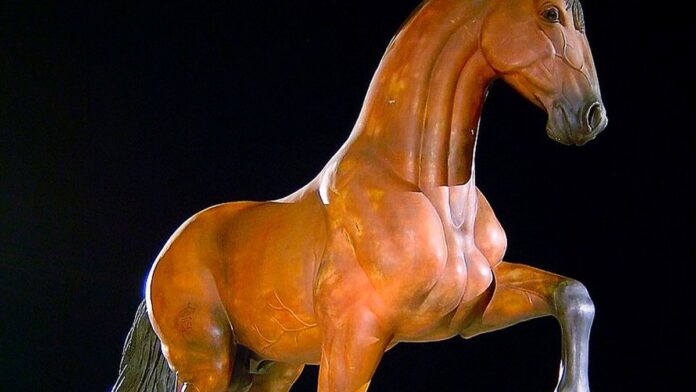 Jovens em atividade cultural ao ar livre, com vegetação e rio ao fundo, em Alter do Chão.