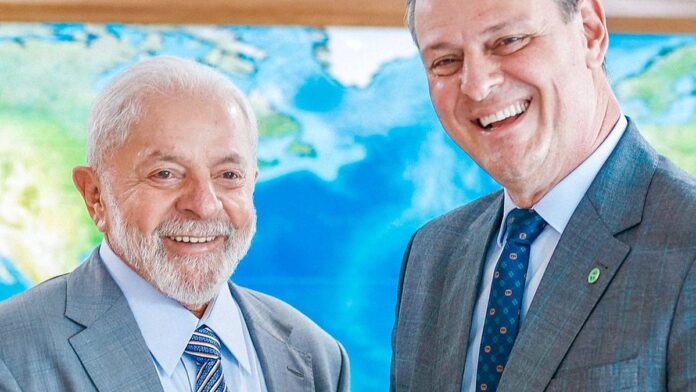 Navio cargueiro atracado carregando grãos de soja em porto brasileiro para exportação.