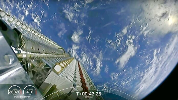 Representação visual de uma rede de satélites Starlink orbitando a Terra em contraste com satélites geoestacionários.