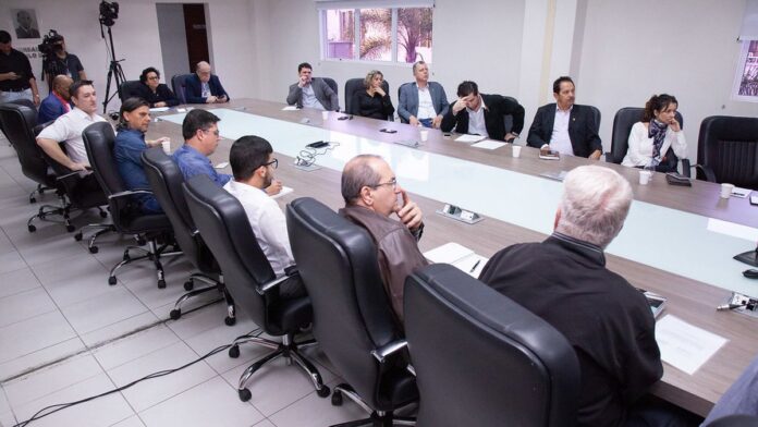 Frascos de vidro contendo pó branco e substâncias translúcidas em um laboratório, representando biotecnologia.