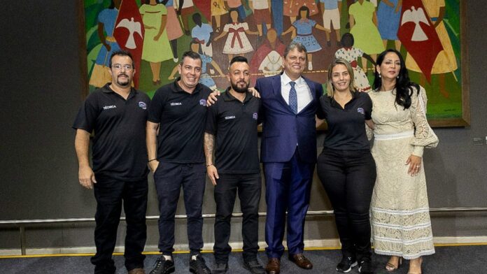 Caminhão carregado trafegando em estrada, com destaque para o tanque de combustível lateral e foco em logística rodoviária.