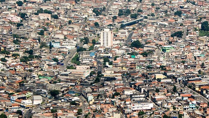 Jogadoras de vôlei do Osasco e Sesi-Bauru em quadra, prontas para o saque durante partida da Superliga Feminina.